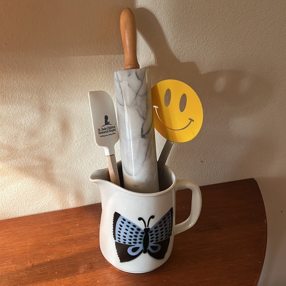 Beautiful blue and white butterfly pitcher/ vase, made in Finland - Picture 7 of 7